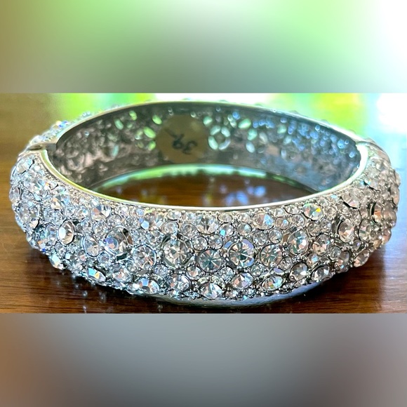 3/$15 NWT Beautiful Magnetic Bangle Bracelet - Picture 1 of 4